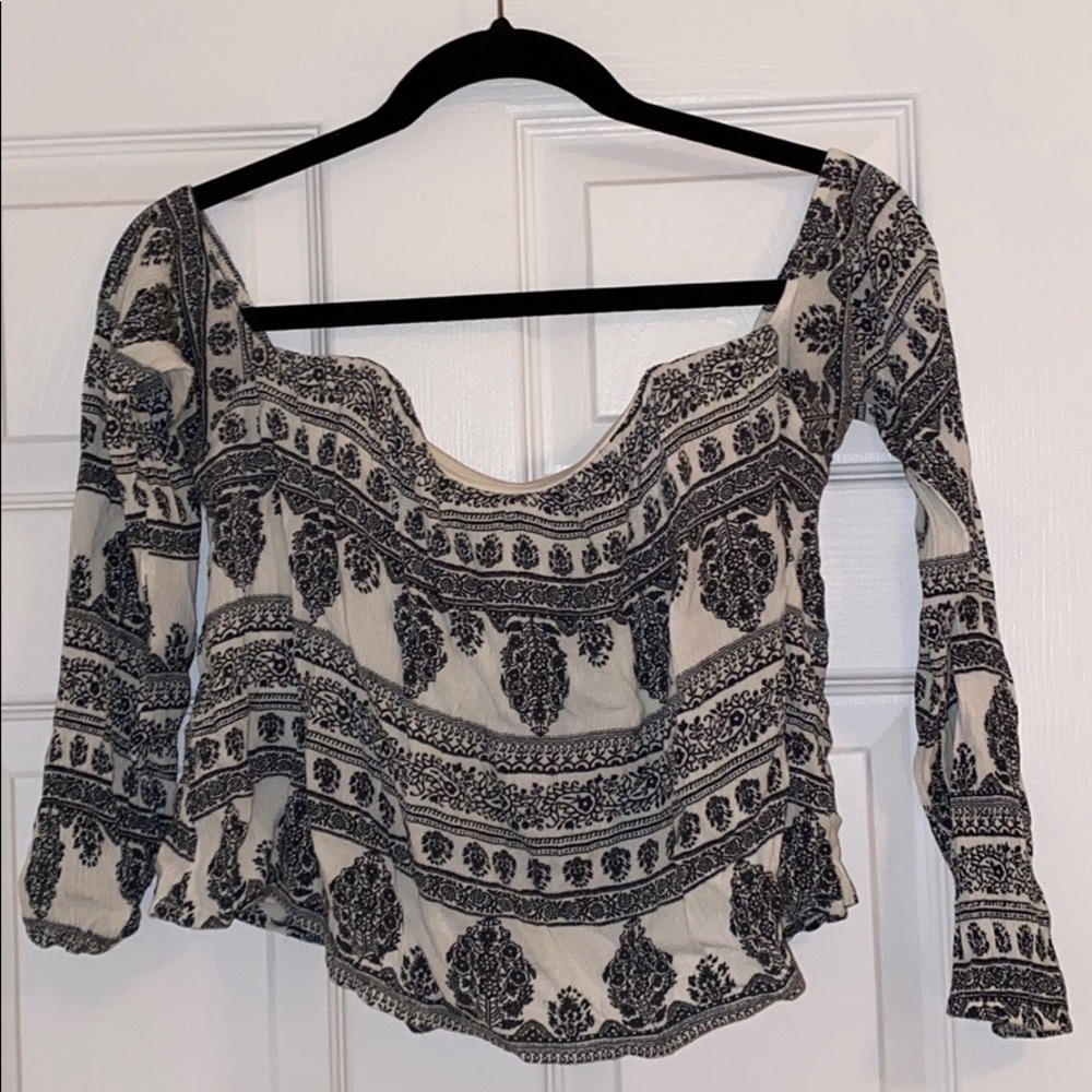 Long sleeve light on the shoulder flowy top